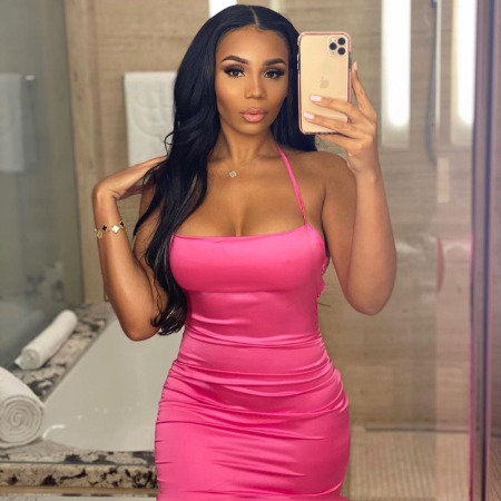 Aaleeyah Petty took a mirror selfie and showcased her body